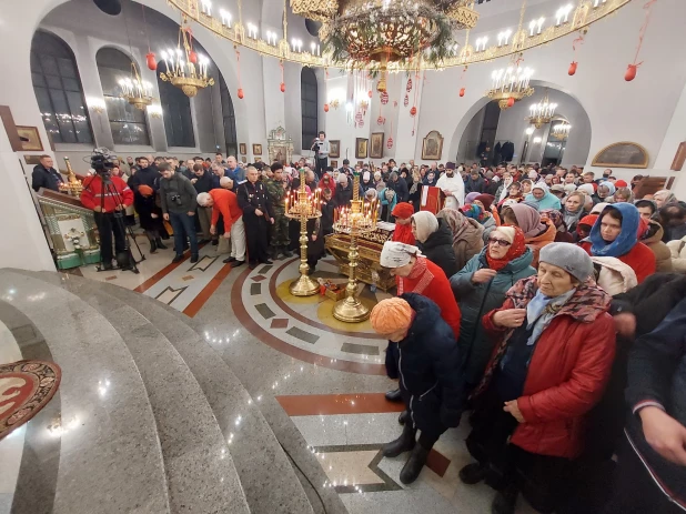 Торжественное богослужение в Александро-Невском соборе.