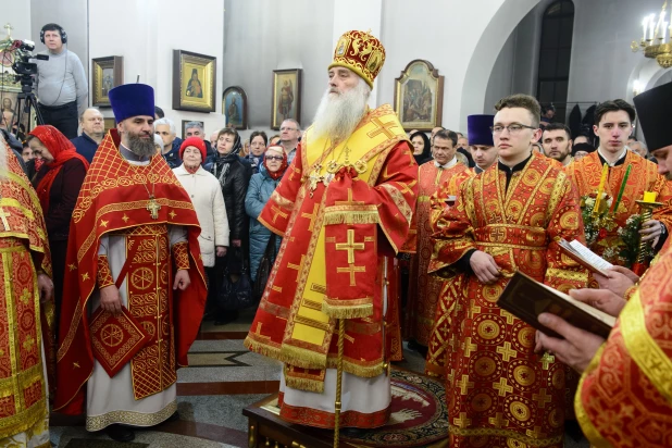 Торжественное богослужение в Александро-Невском соборе.