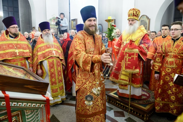 Торжественное богослужение в Александро-Невском соборе.