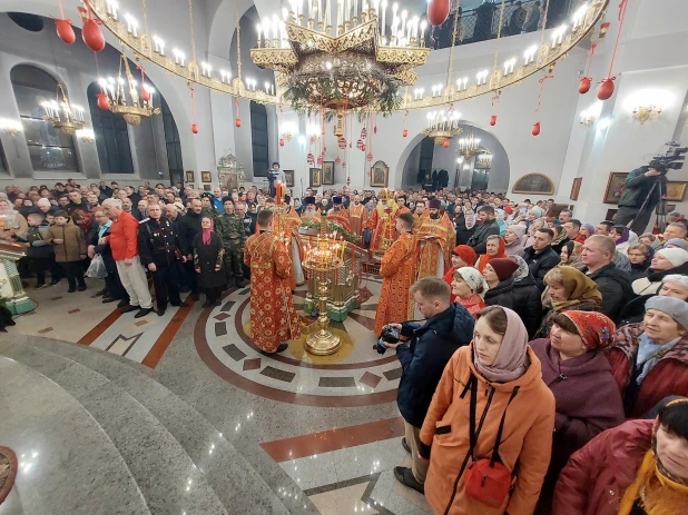 Торжественное богослужение в Александро-Невском соборе.