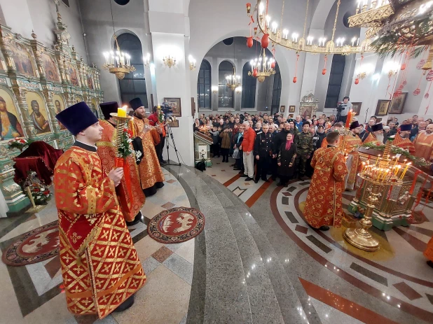 Торжественное богослужение в Александро-Невском соборе.