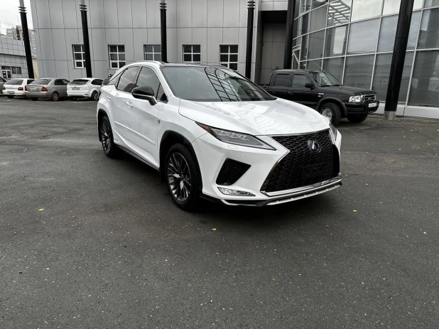 Lexus RX450h 2020 года выпуска за 6,9 млн рублей