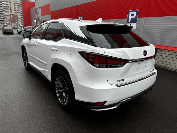 Lexus RX450h 2020 года выпуска за 6,9 млн рублей