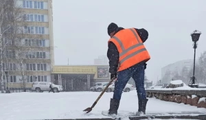 Очистка дорог от снега в Барнауле. 