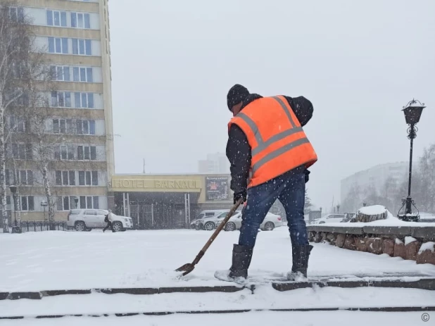 Очистка дорог от снега в Барнауле. 