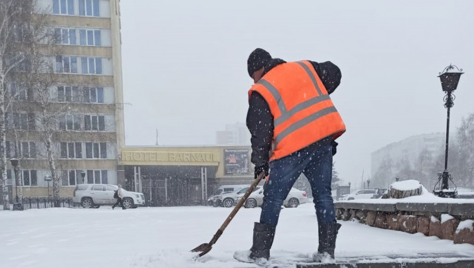 Очистка дорог от снега в Барнауле. 