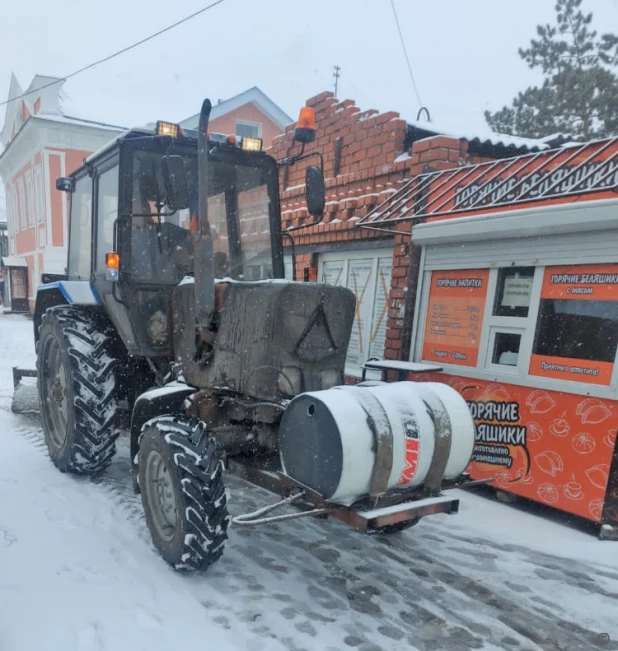 Очистка дорог от снега в Барнауле. 