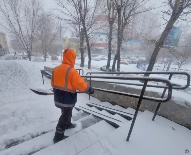 Очистка дорог от снега в Барнауле. 