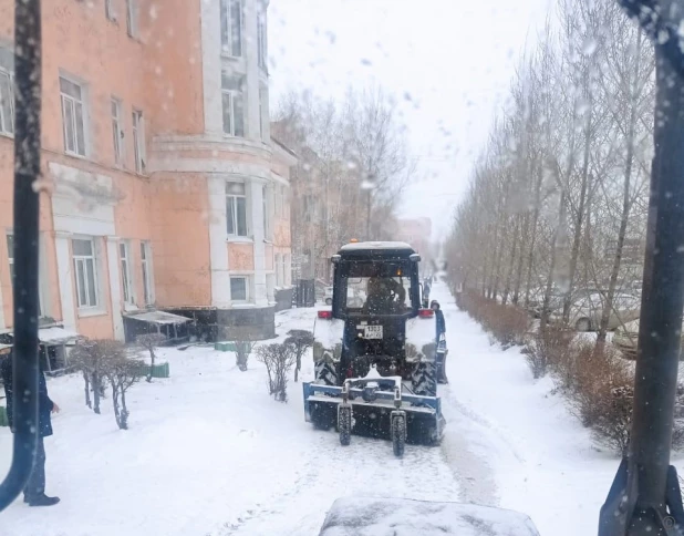 Очистка дорог от снега в Барнауле. 