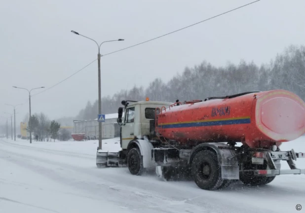 Очистка дорог от снега в Барнауле. 