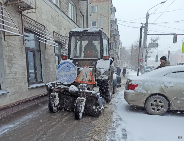 Очистка дорог от снега в Барнауле. 