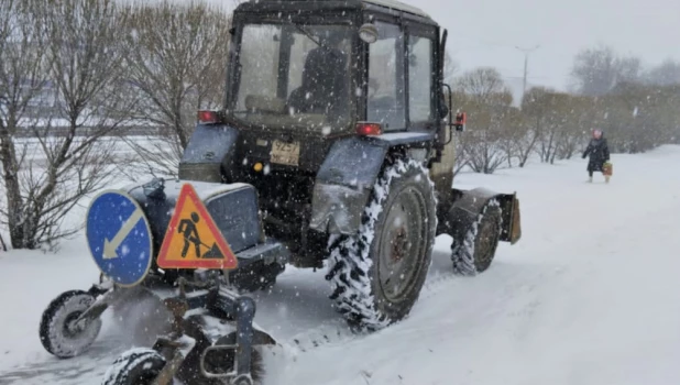 Очистка дорог от снега в Барнауле. 