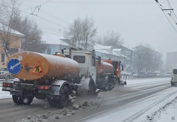 Очистка дорог от снега в Барнауле. 