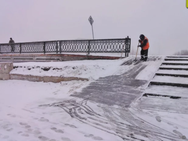 Очистка дорог от снега в Барнауле. 