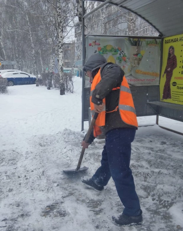 Очистка дорог от снега в Барнауле. 