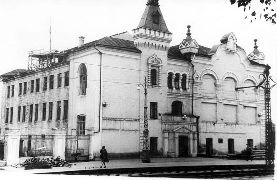 Здание на ул. Ползунова, 35. Здесь выступал Московский Камерный театр, дата фото не указана.
