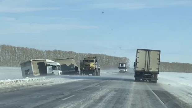 Грузовик слетел с алтайской трассы.