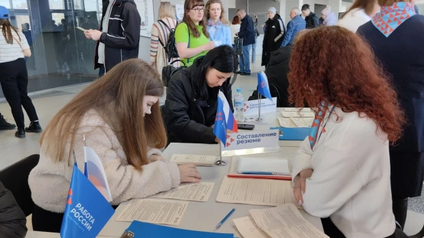 В Барнауле прошел первый этап Всероссийской ярмарки трудоустройства «Работа России. Время возможностей».