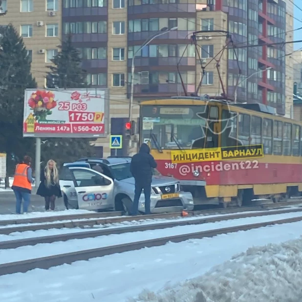 Трамвай протаранил такси