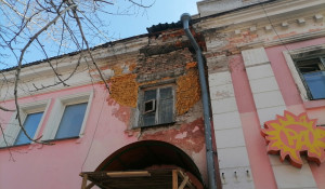 Обвалившийся фасад здания