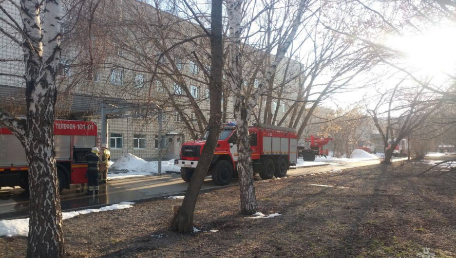 В Барнауле ликвидировали пожар в клинике