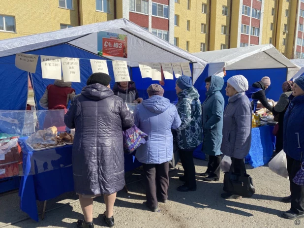 Продовольственная ярмарка в Барнауле.