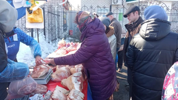 Продовольственная ярмарка в Барнауле.