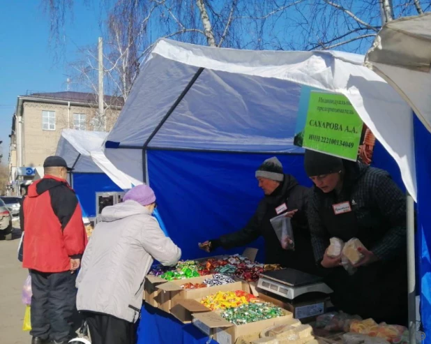 Продовольственная ярмарка в Барнауле.