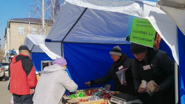 Продовольственная ярмарка в Барнауле.