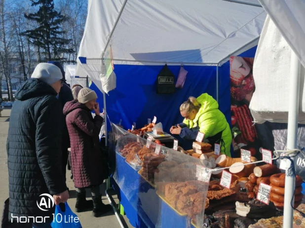 Продовольственная ярмарка в Барнауле.