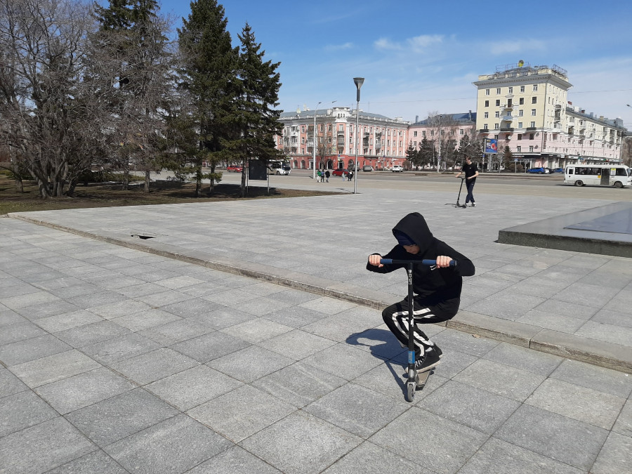 Дети катаются у памятника Ленину