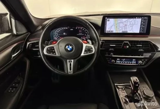 Нежно-розовый BMW M5 продают за 11,5 млн рублей в Барнауле

