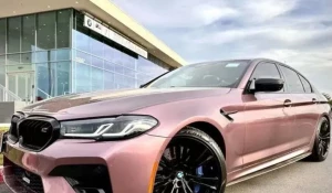 Нежно-розовый BMW M5 продают за 11,5 млн рублей в Барнауле

