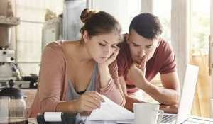 Семейная пара изучает документы.