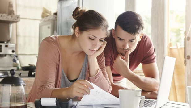 Семейная пара изучает документы.