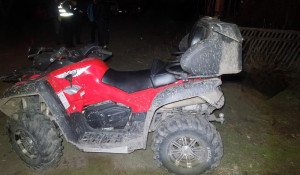 Водитель квадроцикла врезался в забор и погиб в Алтайском крае.