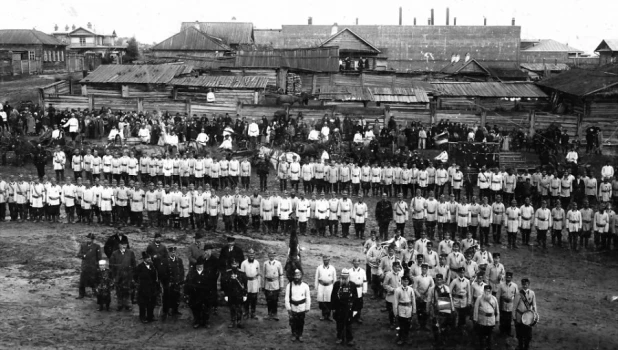 Барнаульское вольное пожарное общество в 10-летний юбилей, фото 1903 года.
