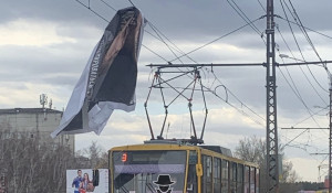 Сильный ветер сорвал рекламный баннер в Барнауле.