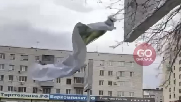 Сильный ветер сорвал рекламный баннер в Барнауле.