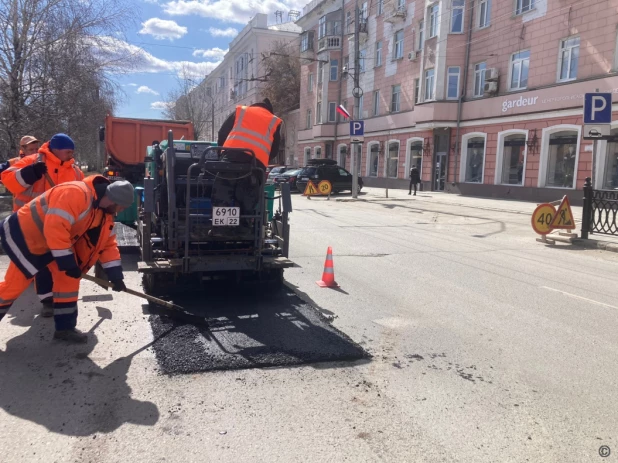 В Барнауле ремонтируют дороги горячим асфальтом.