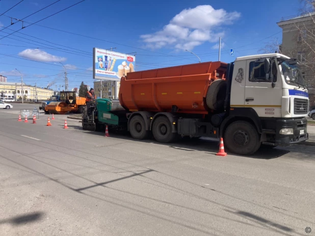 В Барнауле ремонтируют дороги горячим асфальтом.