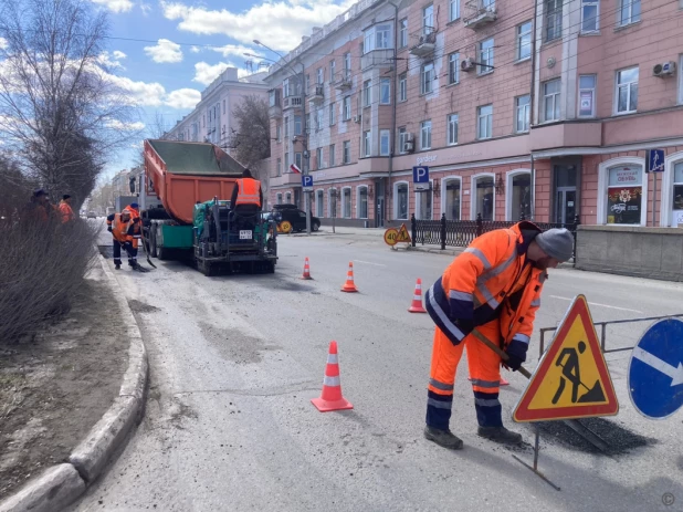 В Барнауле ремонтируют дороги горячим асфальтом.