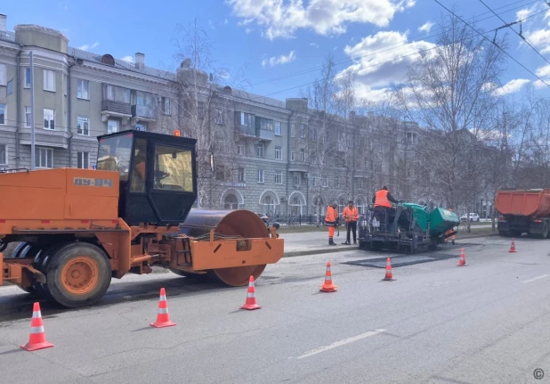 В Барнауле ремонтируют дороги горячим асфальтом.