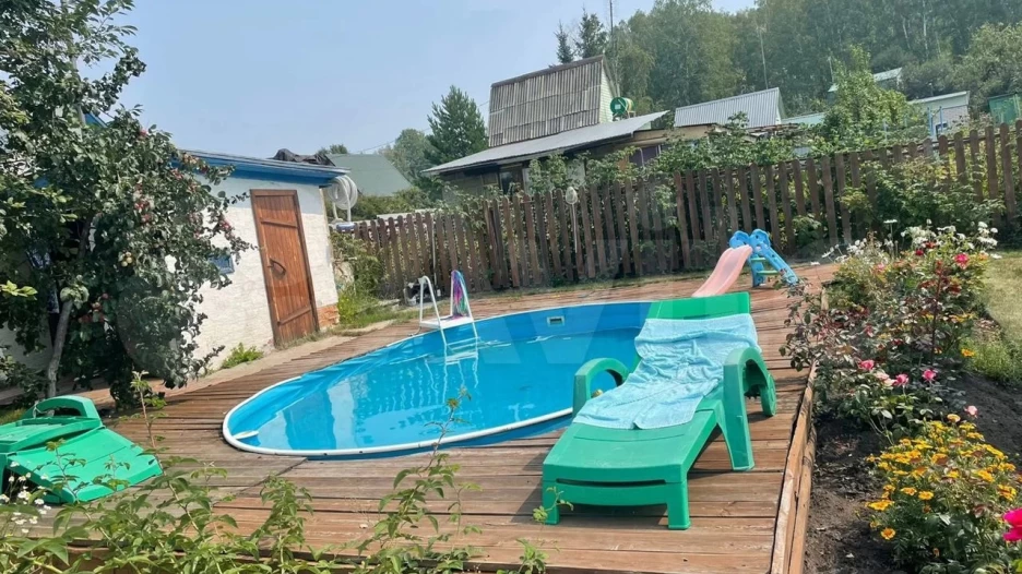 Дача с бассейном в СНТ Урожайное.