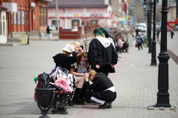 Жаркая погода в апреле, ул. Мало-Тобольская. 