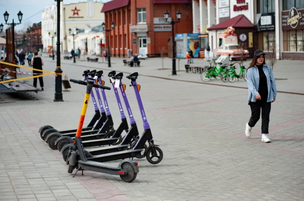 Жаркая погода в апреле, ул. Мало-Тобольская. 