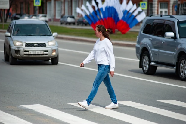 Жаркая погода в апреле, ул. Мало-Тобольская. 