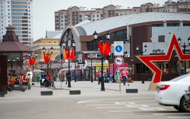 Жаркая погода в апреле, ул. Мало-Тобольская. 