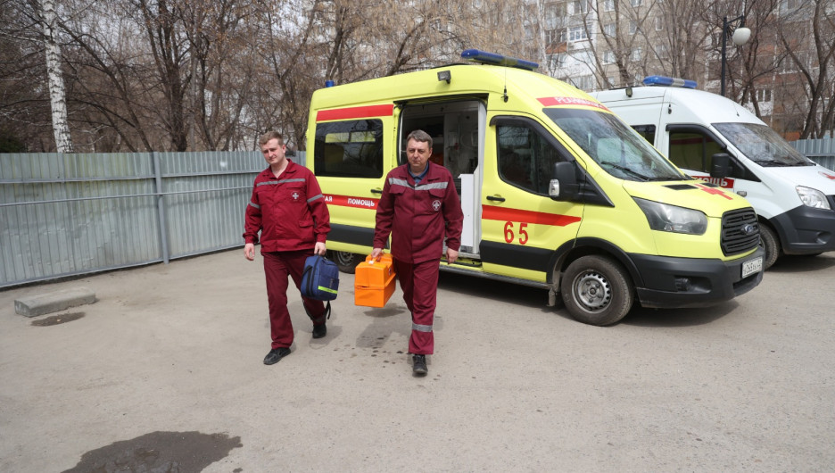 В Барнауле на бригаду скорой помощи напали родственники пациентки. Медиков госпитализировали