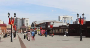 Барнаульский арбат украсили к майским праздникам.